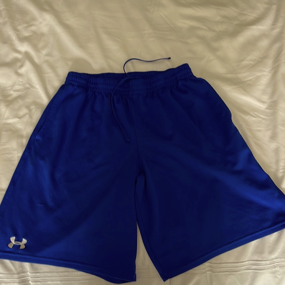 Men’s under armor athletic shorts in blue size L. Measures 20” L.
